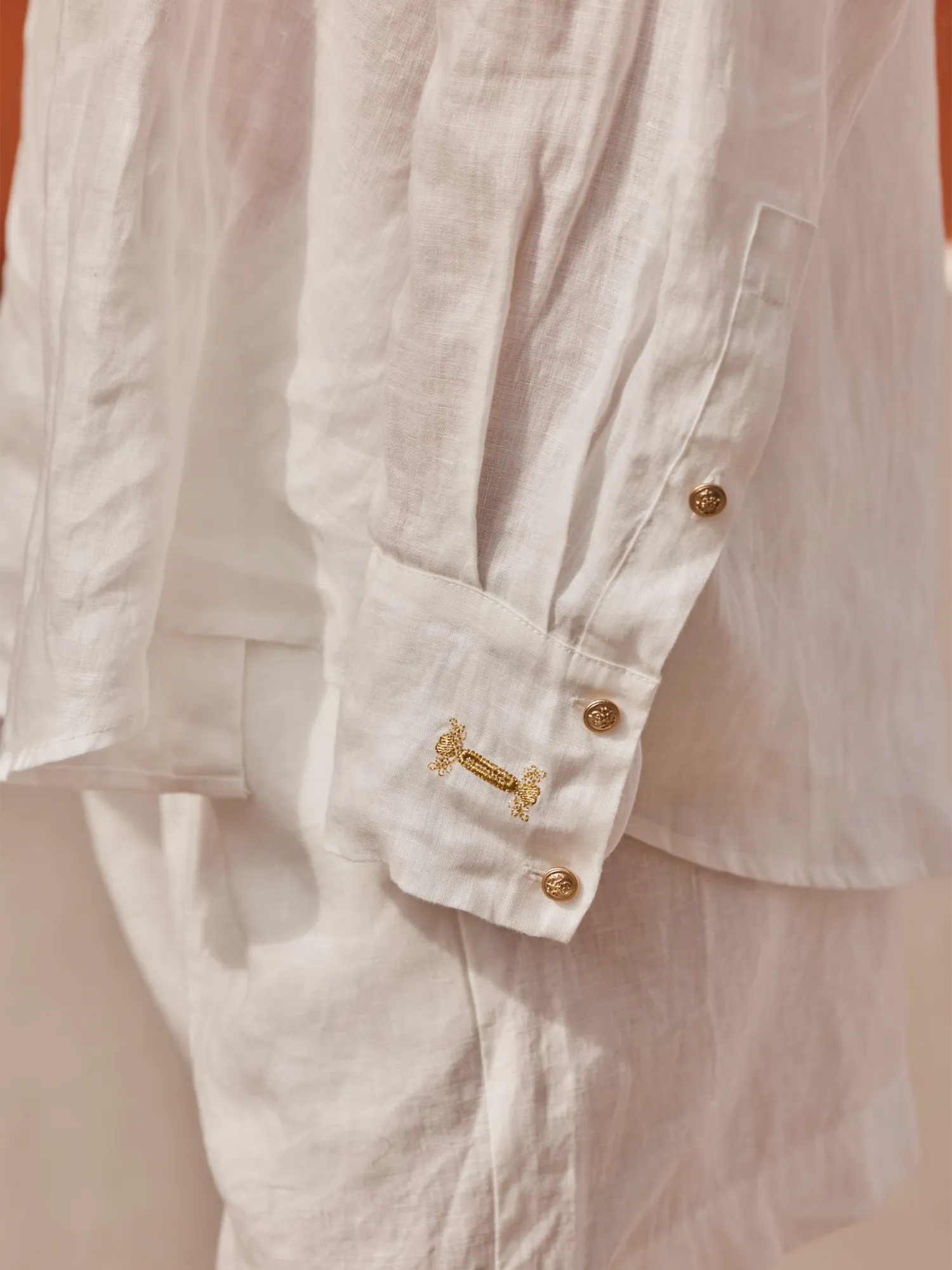 Buttoned linen shirt