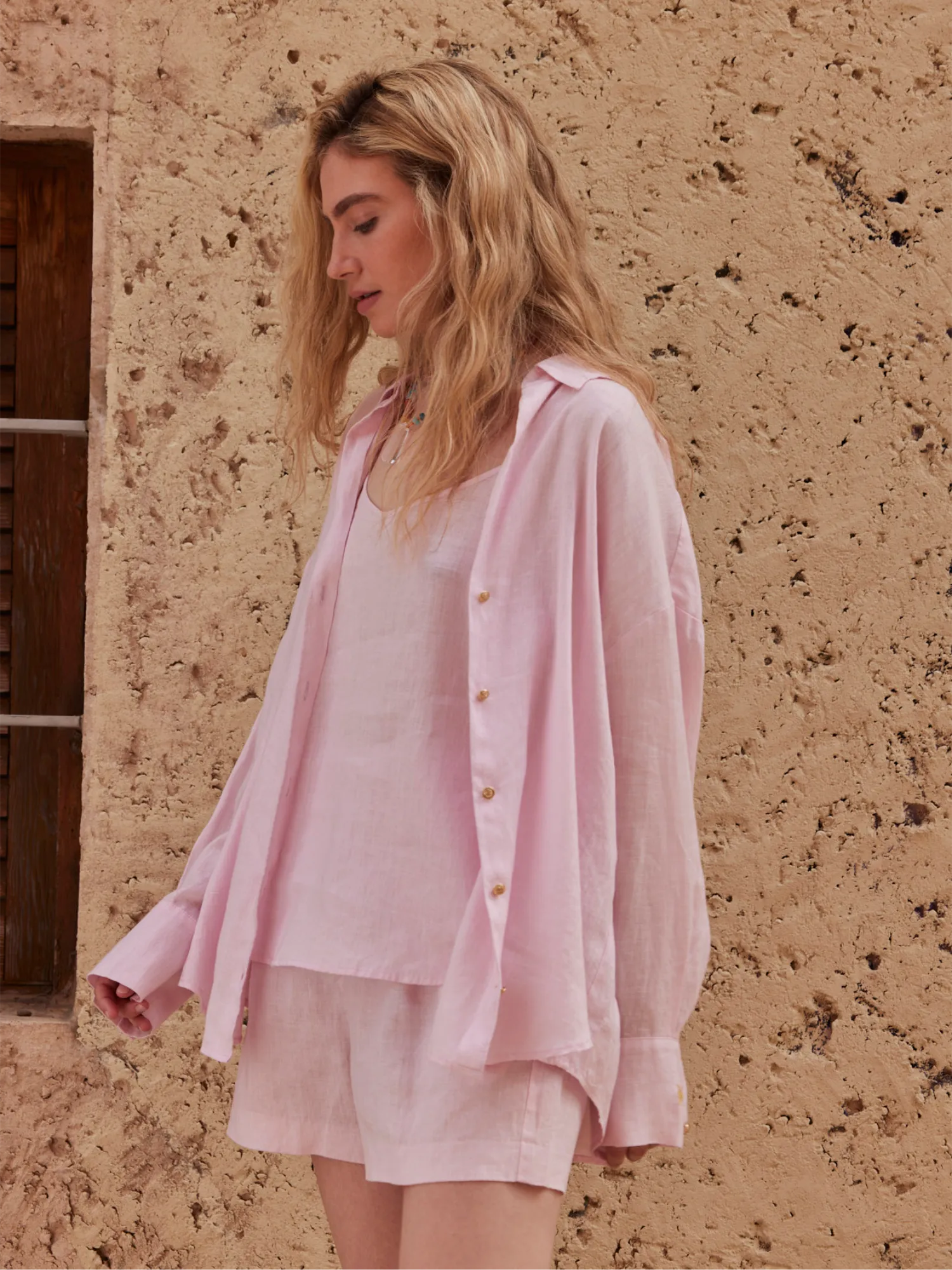 Buttoned linen shirt